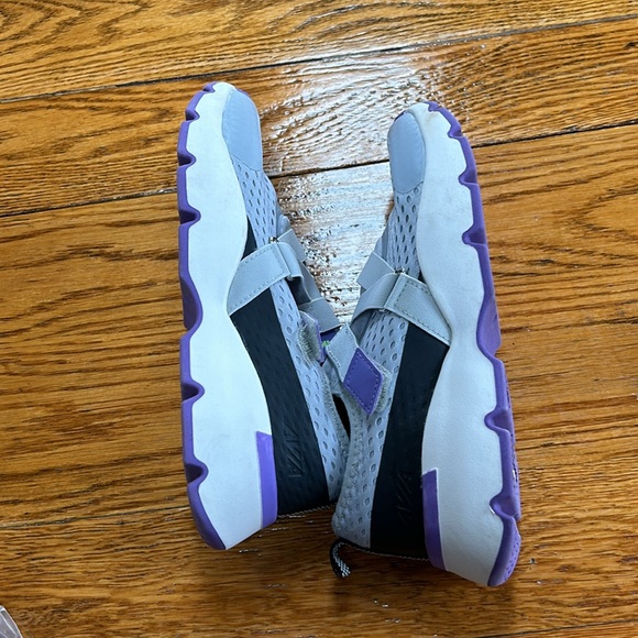 Avia women’s sneakers with Velcro strap closure. Size 8. - Picture 6 of 8